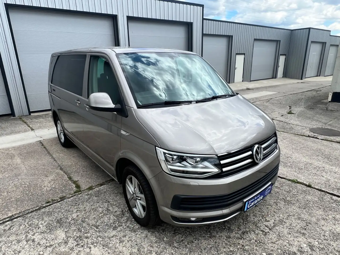 Volkswagen T6 Multivan ++24 Monate Garantie inkl.++ Bej - 2