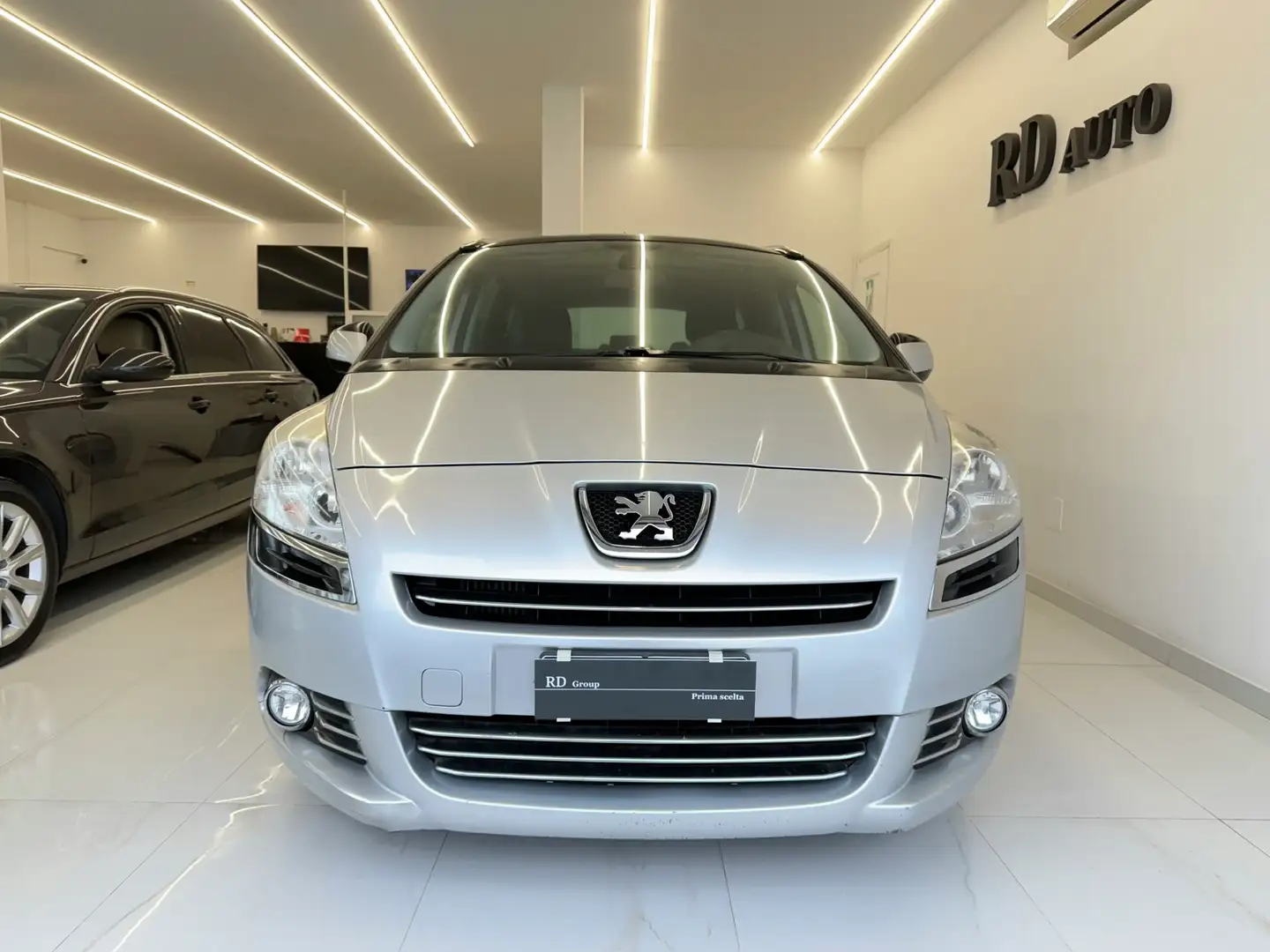 Peugeot 5008 1.6 HDi 112CV Platinum 7 Posti, Tetto panoramico Grigio - 2