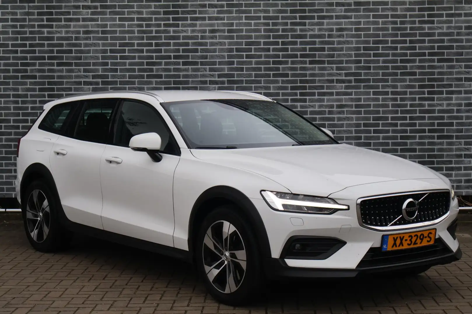 Volvo V60 Cross Country 2.0 D4 AWD Intro Edition | Adaptive Cruise Control Weiß - 2