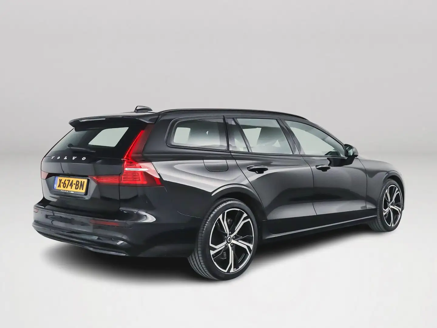 Volvo V60 B3 Aut. Plus Dark | 360º camera | Stoel- en stuurv Fekete - 2