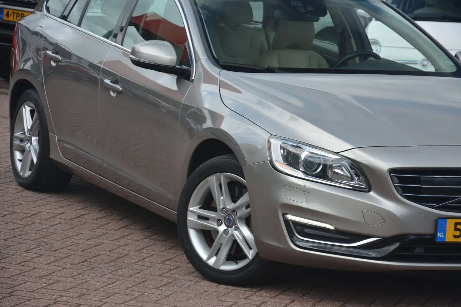 Volvo V60 2.4 D6 AWD Plug-In Hybrid Summum | Navigatie | Pre Gris - 2