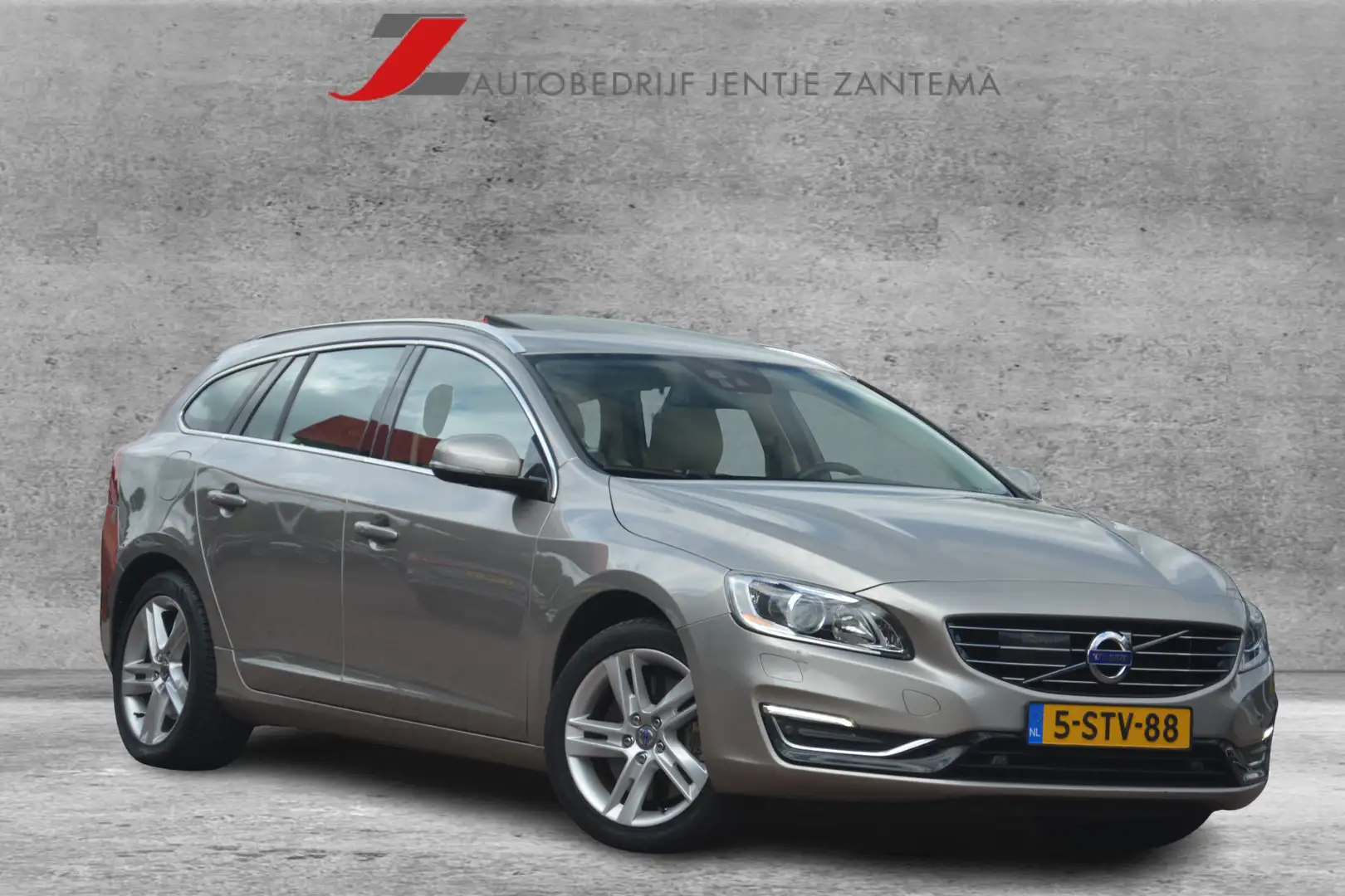 Volvo V60 2.4 D6 AWD Plug-In Hybrid Summum | Navigatie | Pre Gris - 1