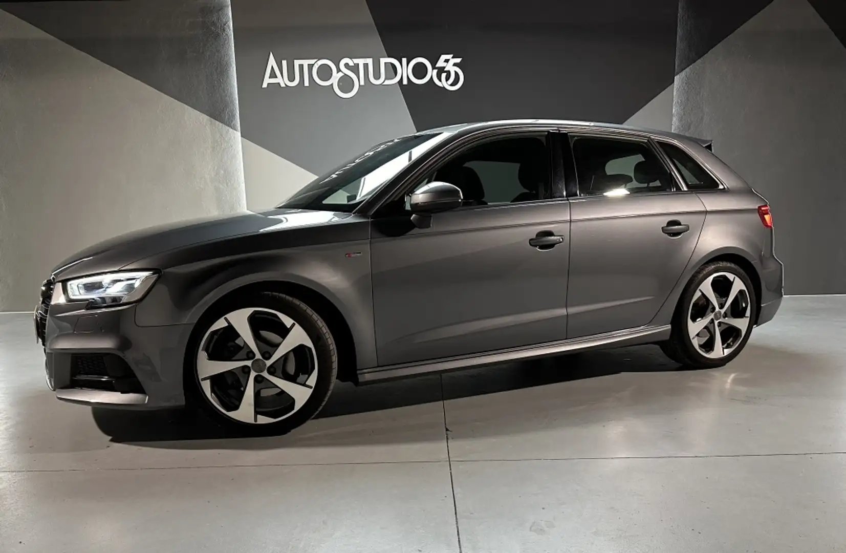 Audi A3 Sedán 35 TFSI Black line S tronic 110kW Argento - 1