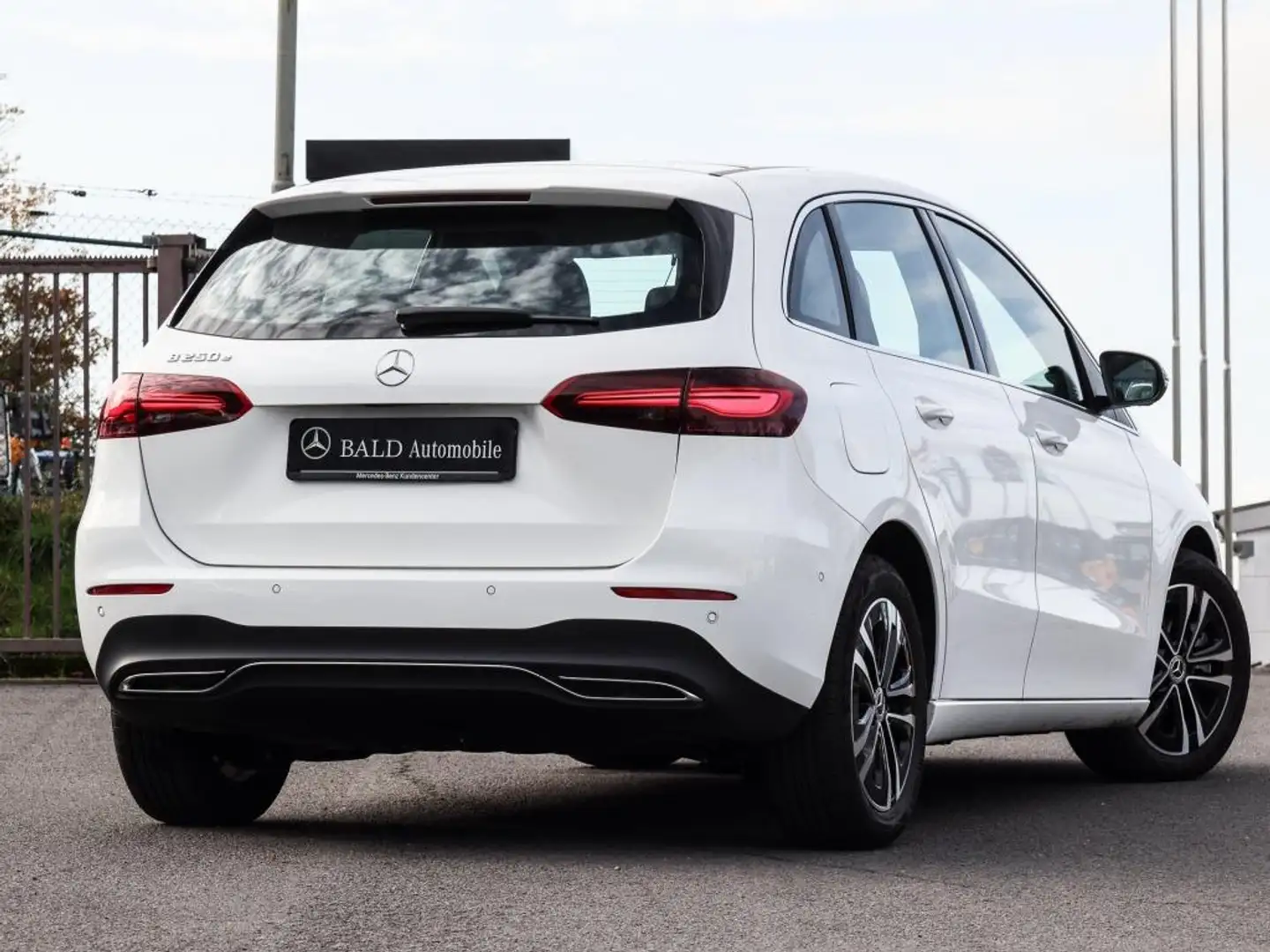 Mercedes-Benz B 250 e Progressive/Pano/Distr/360/MBeam/Totw/17 Weiß - 2