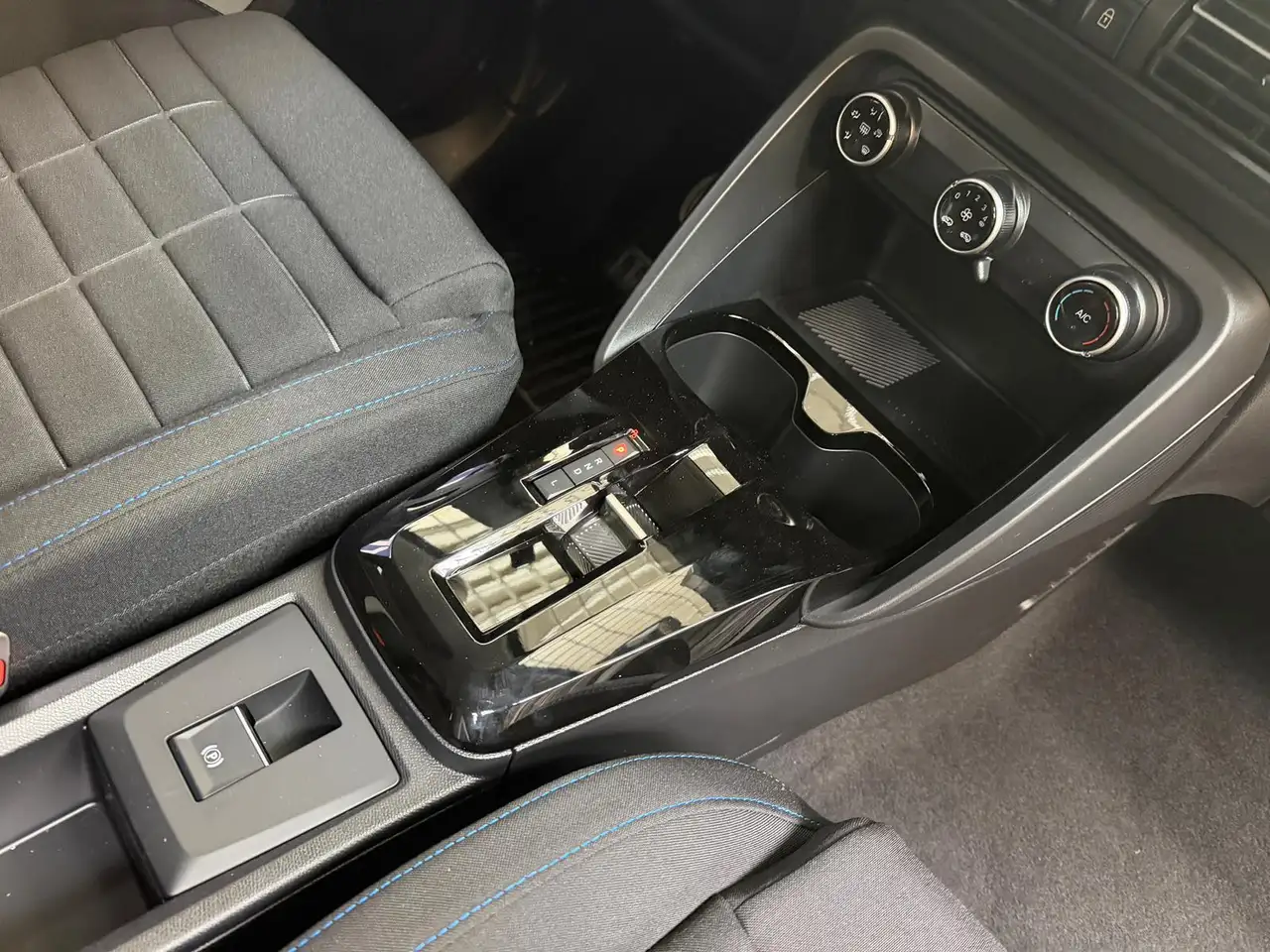 Citroen C3 C3 IV 2024 1.2 hybrid Plus 110cv edcs6 19