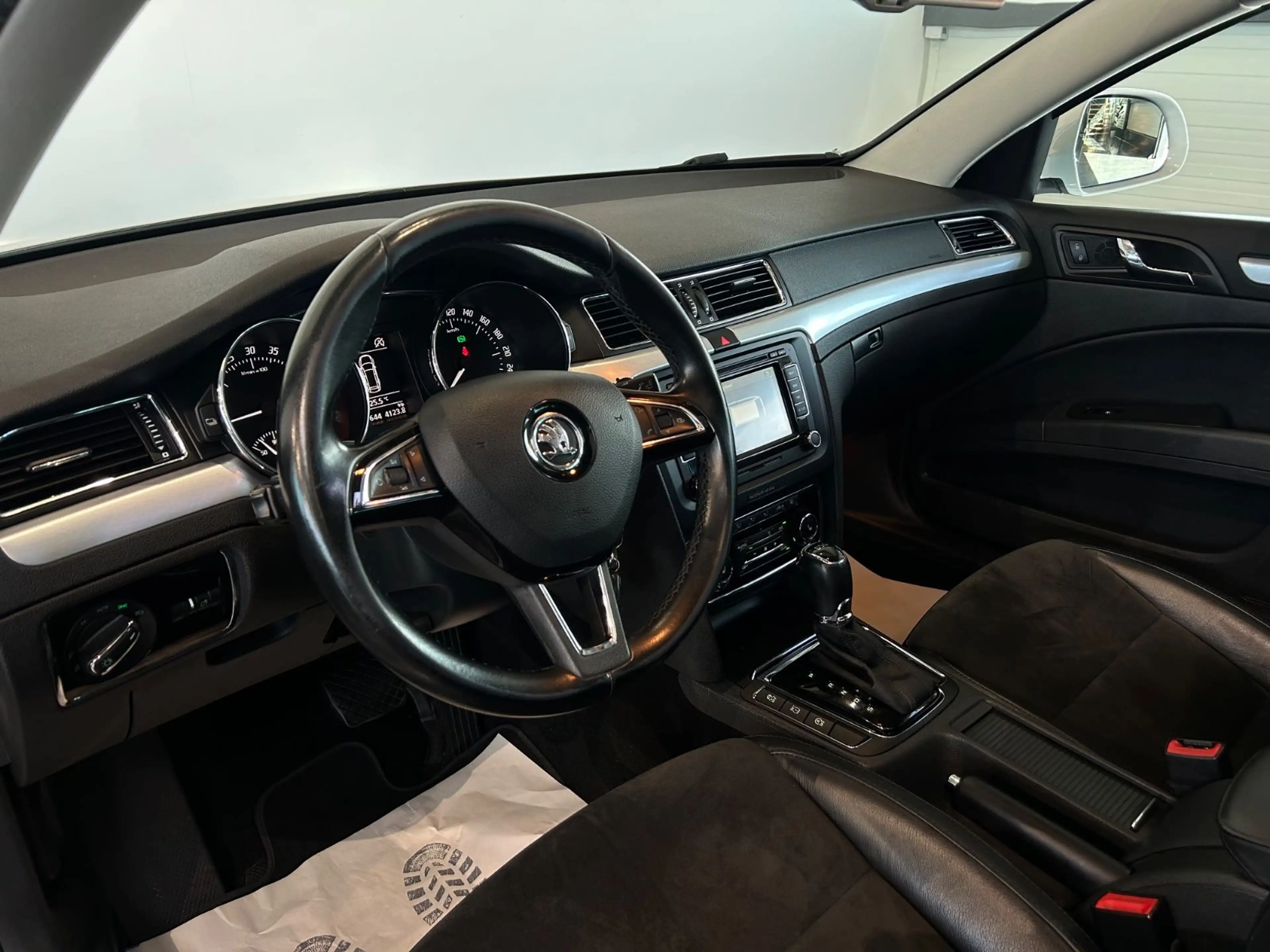 Skoda Superb Combi Exclusive*PDC*PANO*SHZ*MEMORY* — photo 12