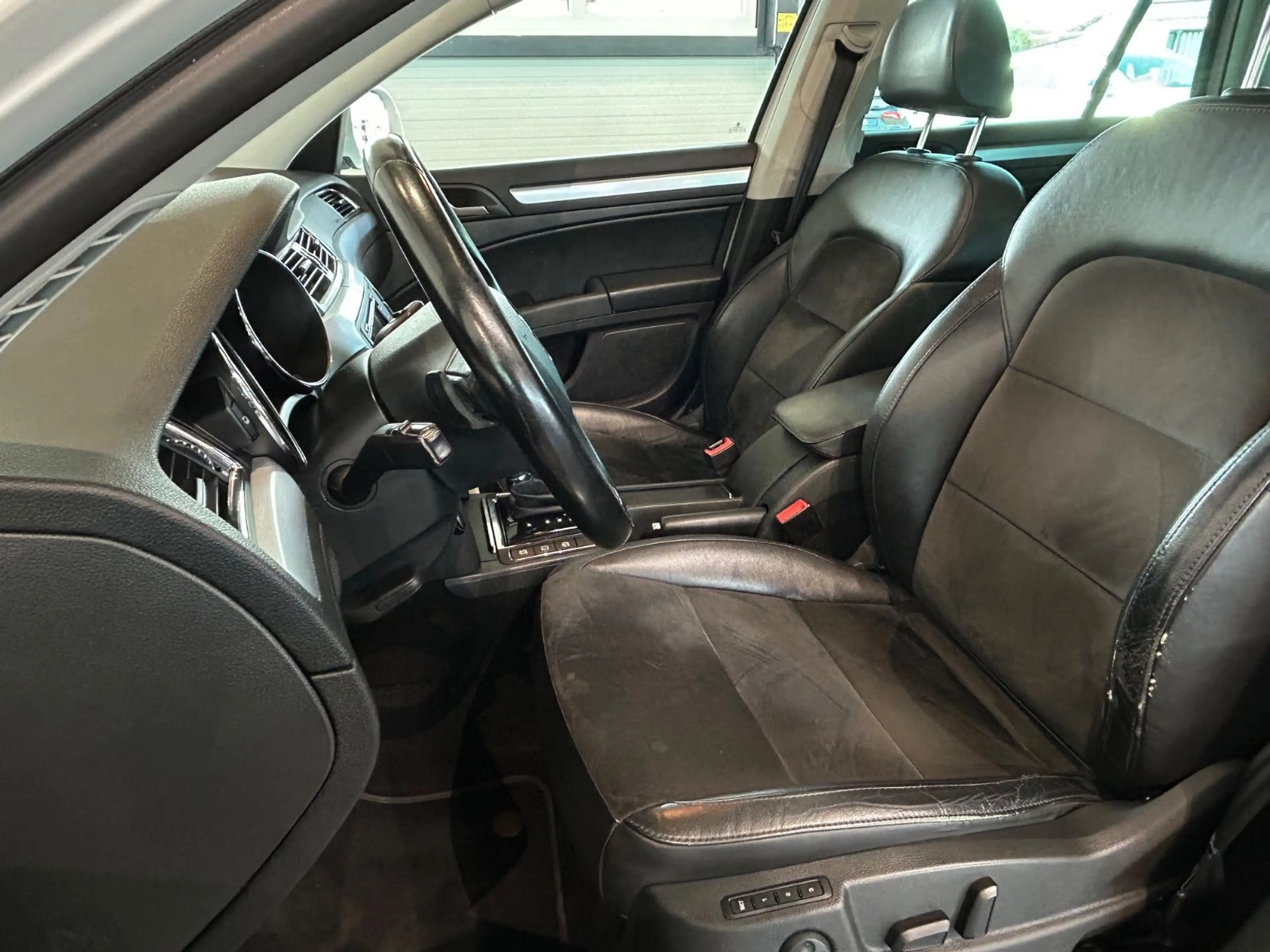 Skoda Superb Combi Exclusive*PDC*PANO*SHZ*MEMORY* — photo 11