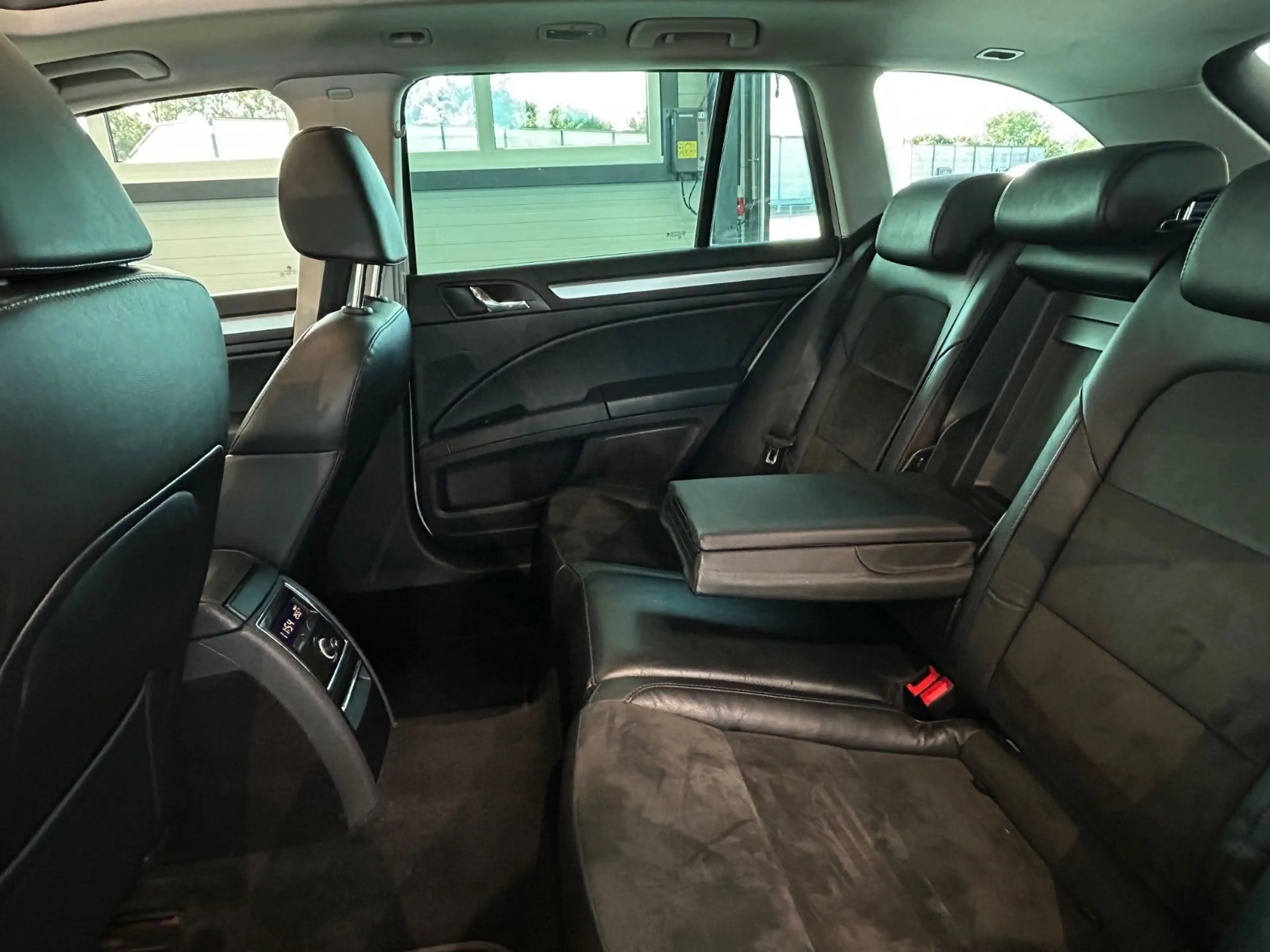 Skoda Superb Combi Exclusive*PDC*PANO*SHZ*MEMORY* — photo 13