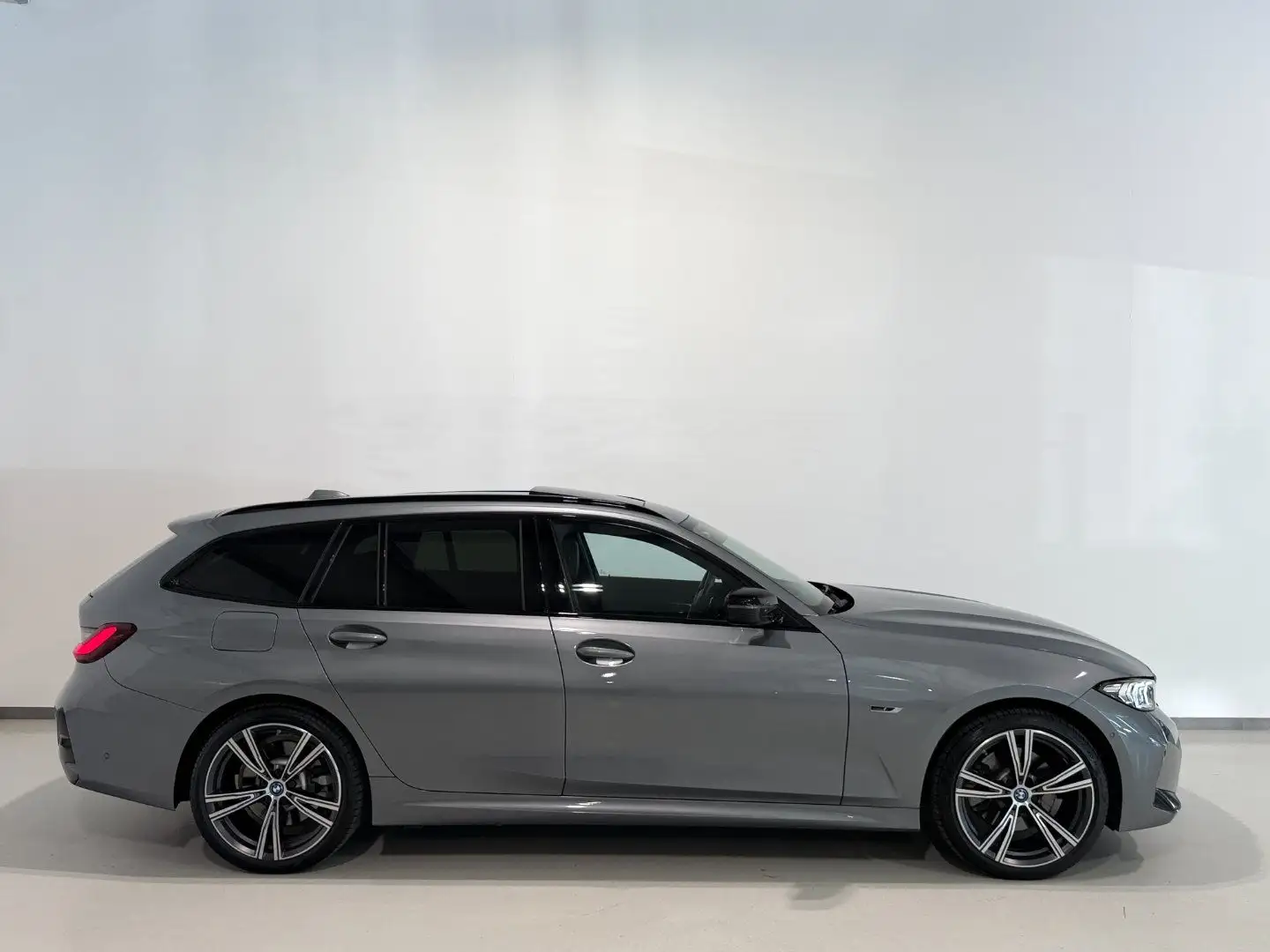 BMW 320 e xDrive G21 LCI/M-Sport/Panorama/HEAD-UP/KEYLESS Grau - 2