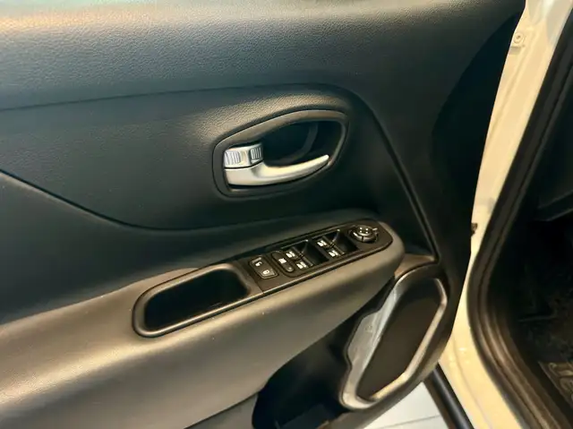 Jeep Renegade view 8