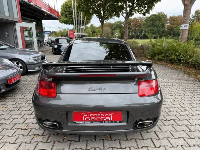Porsche 911 view 6