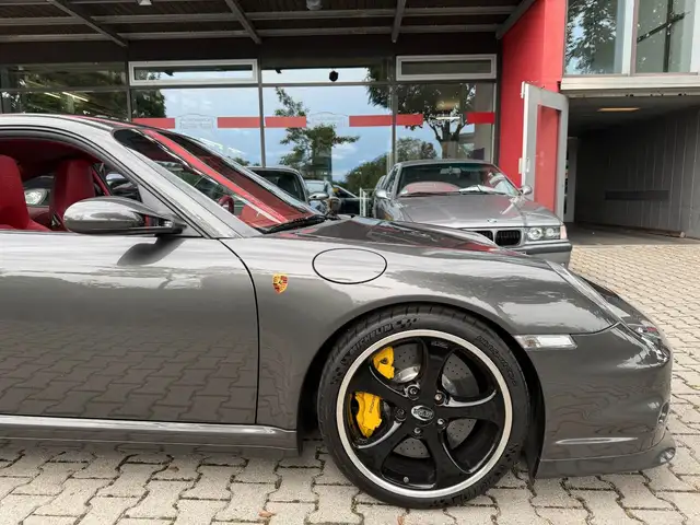Porsche 911 view 11