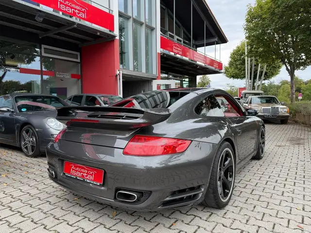 Porsche 911 view 7