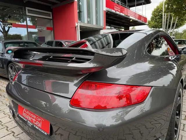 Porsche 911 view 8