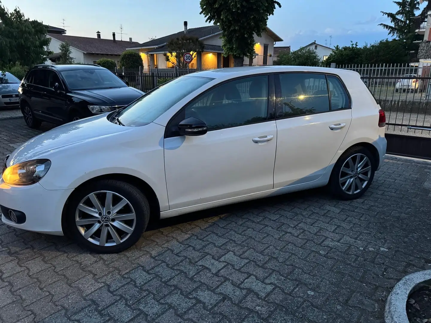Volkswagen Golf 1.6 TDI DPF Edition neopatentati - 1