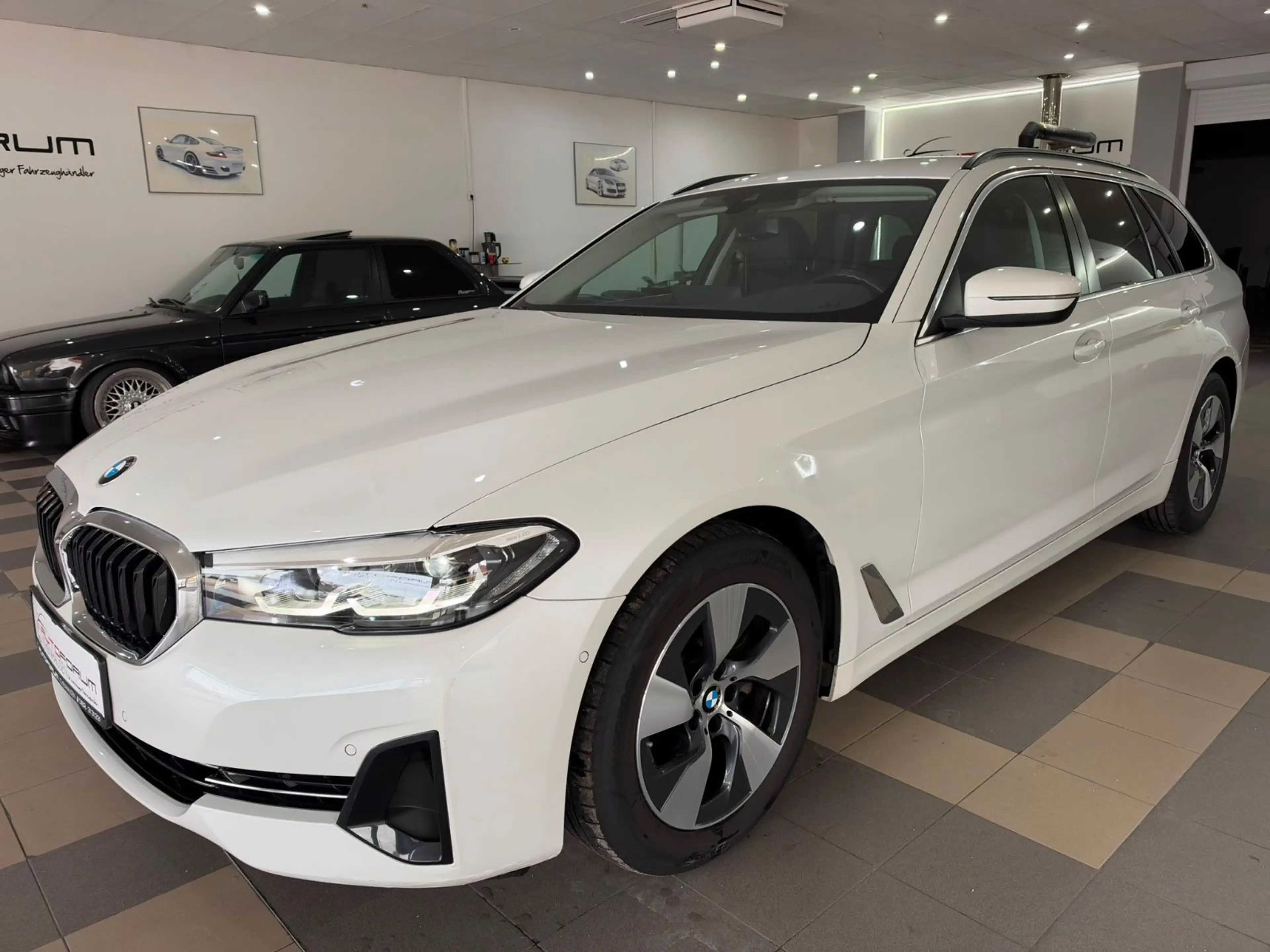 BMW 520 d xDrive Touring — photo 2