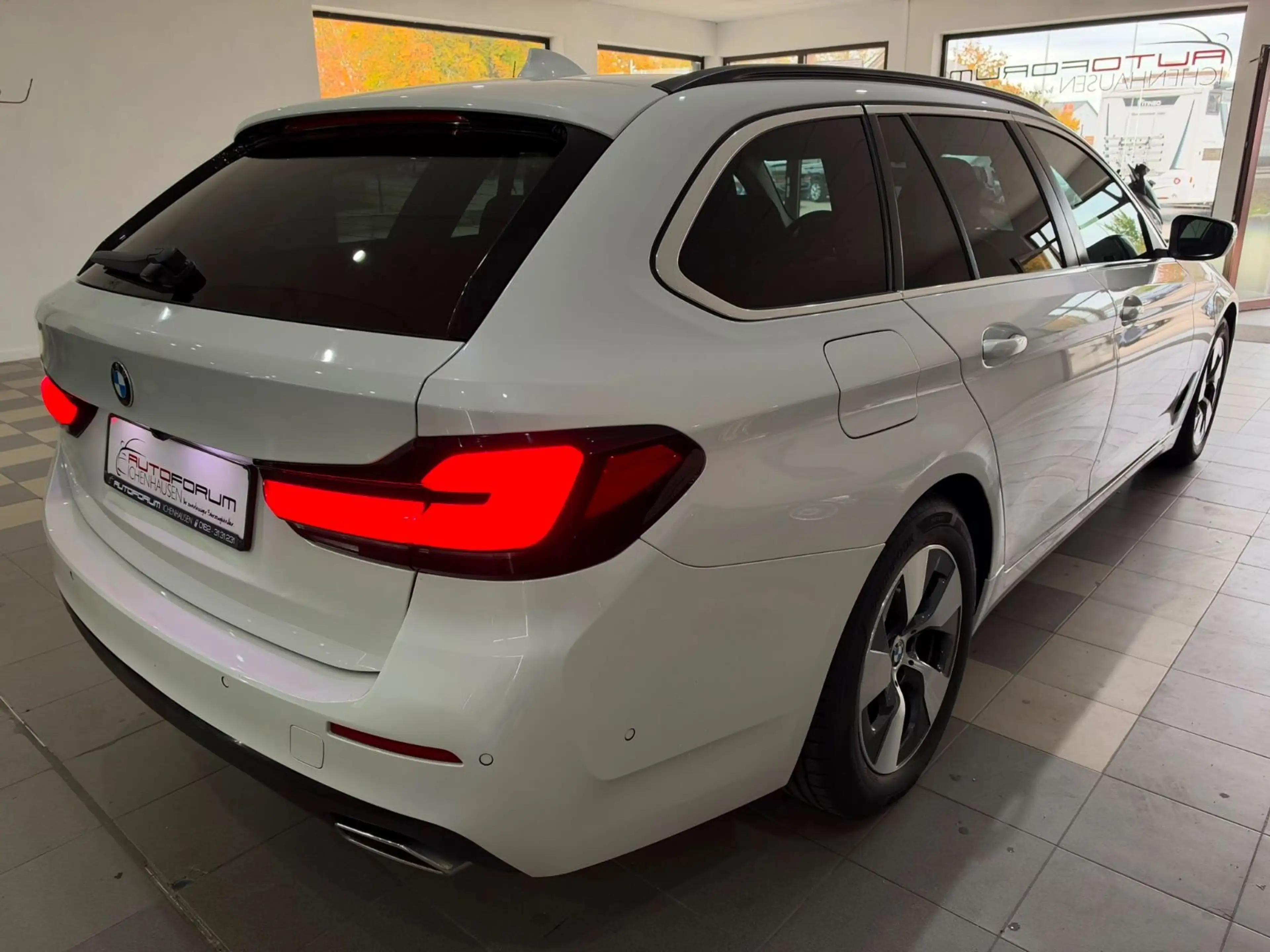 BMW 520 d xDrive Touring — photo 6