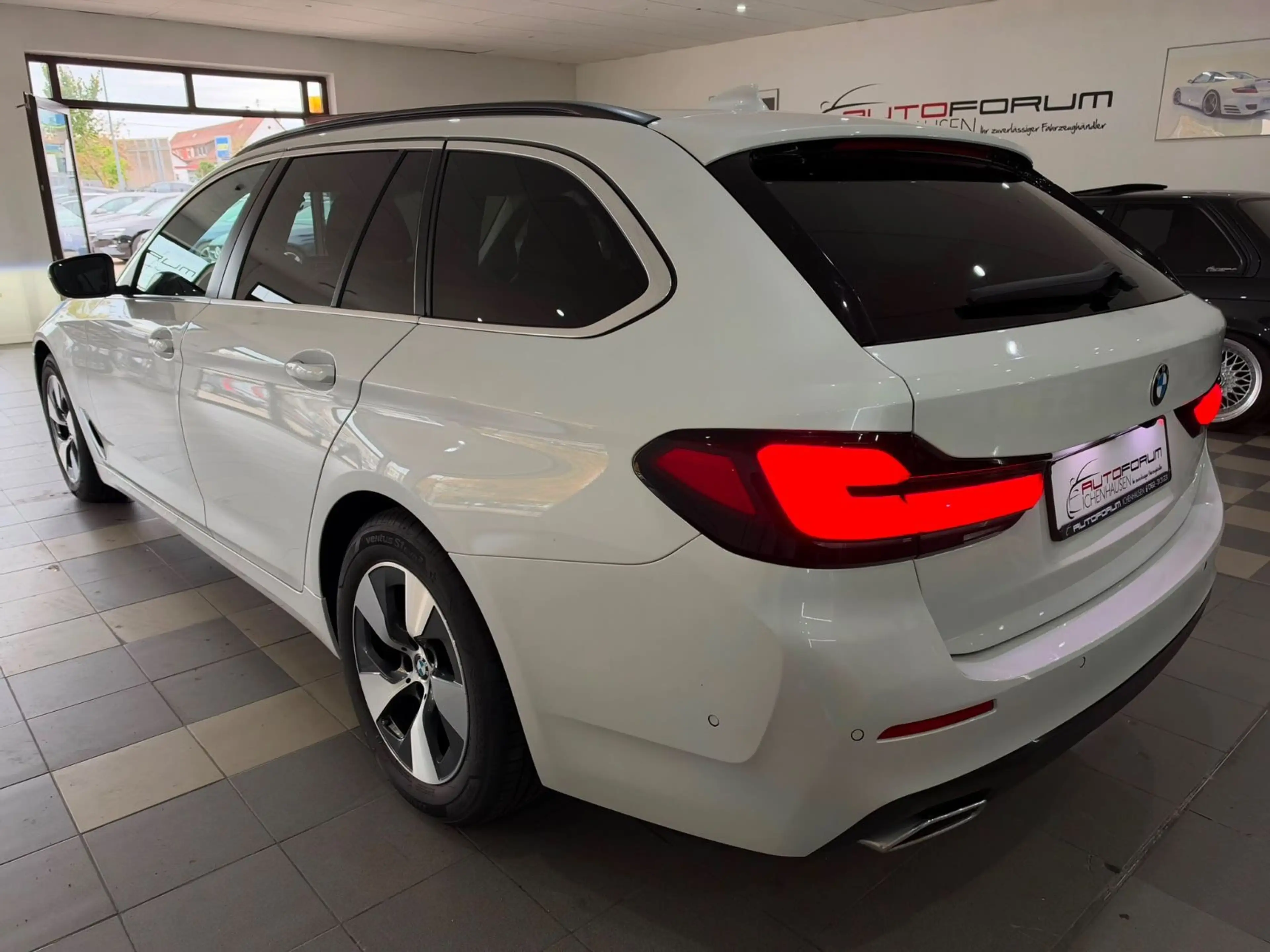 BMW 520 d xDrive Touring — photo 4