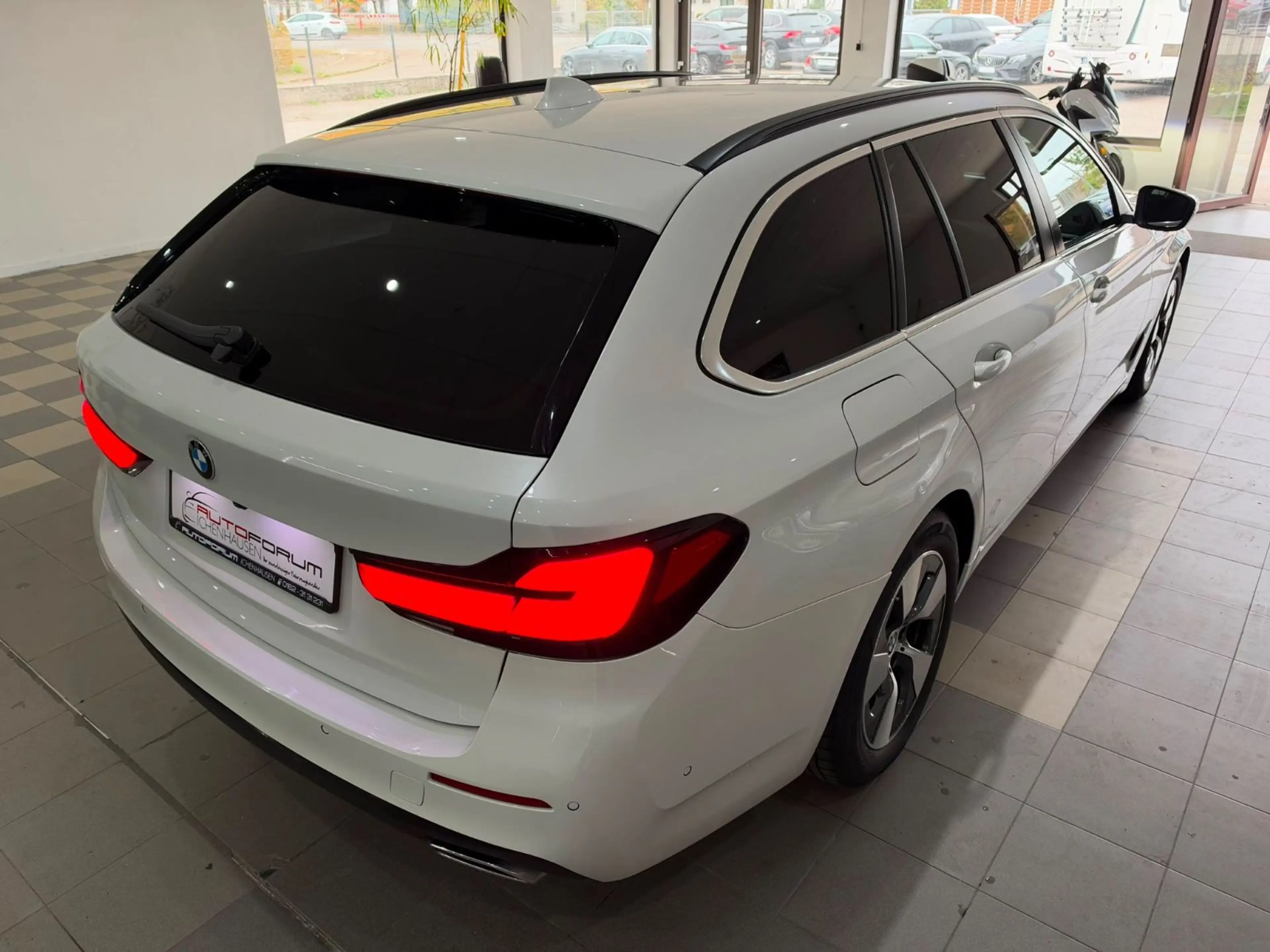 BMW 520 d xDrive Touring — photo 11