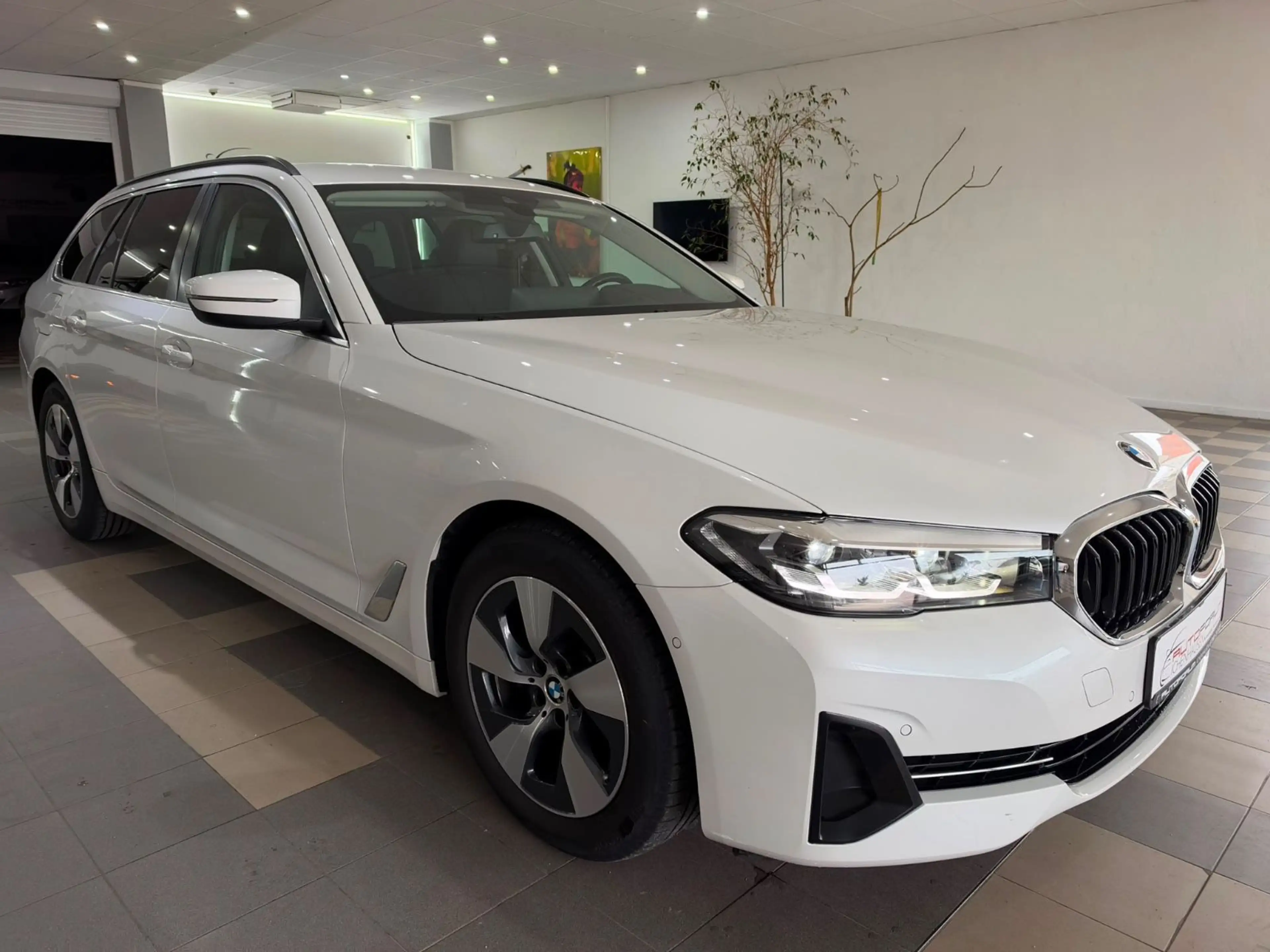 BMW 520 d xDrive Touring — photo 8