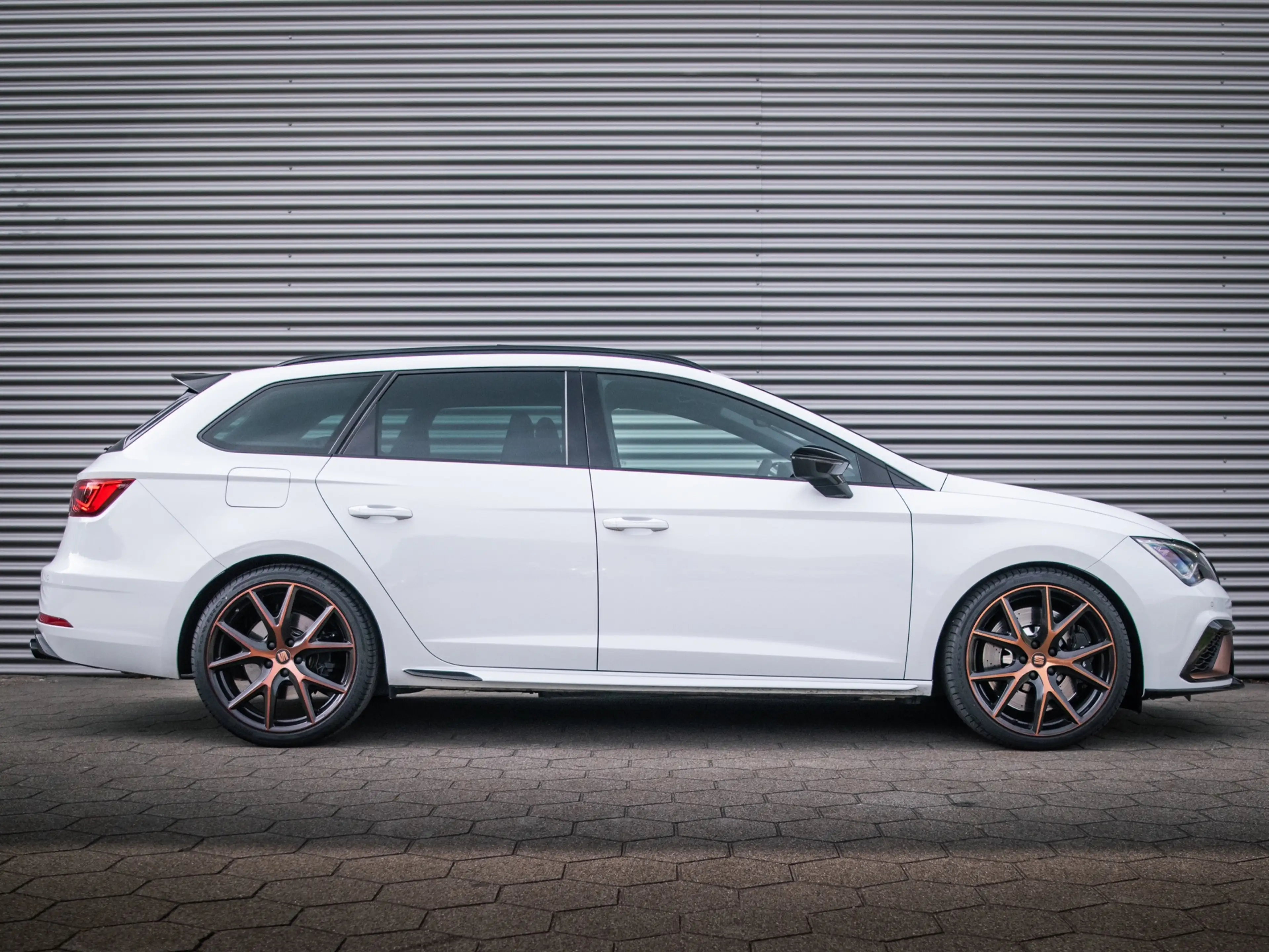 SEAT Leon ST 2.0 TSI CUPRA R 4DRIVE PANO CARBON BREMBO BEATS — photo 6