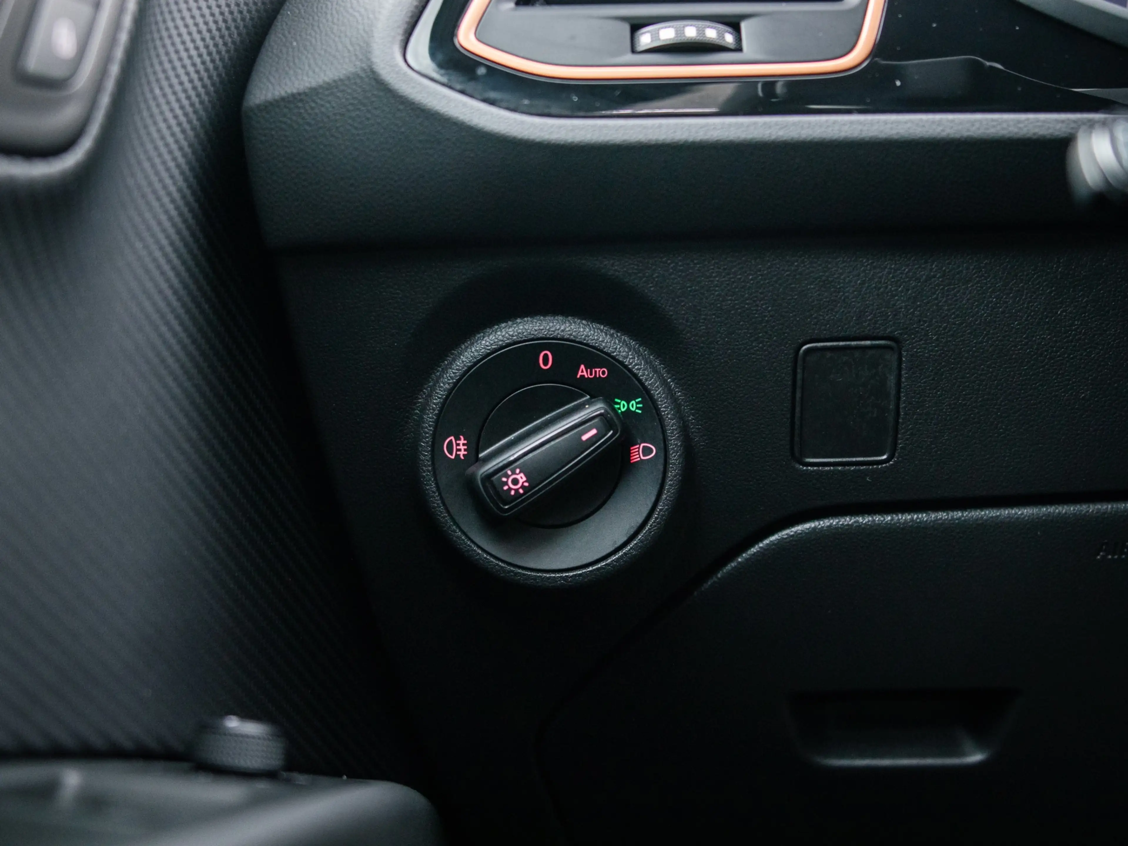 SEAT Leon ST 2.0 TSI CUPRA R 4DRIVE PANO CARBON BREMBO BEATS — photo 11