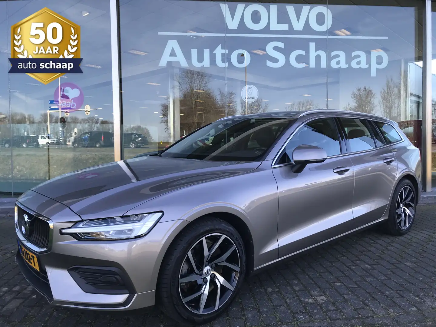 Volvo V60 2.0 T5 Momentum Automaat | Rijklaar incl 12 mnd Bo Grau - 1
