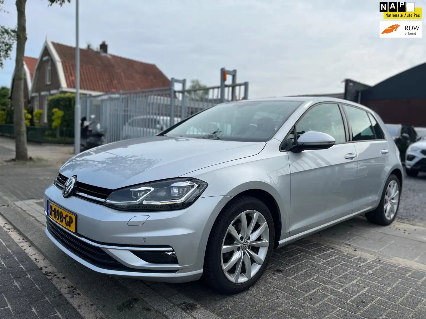 Volkswagen Golf 1.0 TSI Highline | LED | Apple CarPlay | Grijs - 1