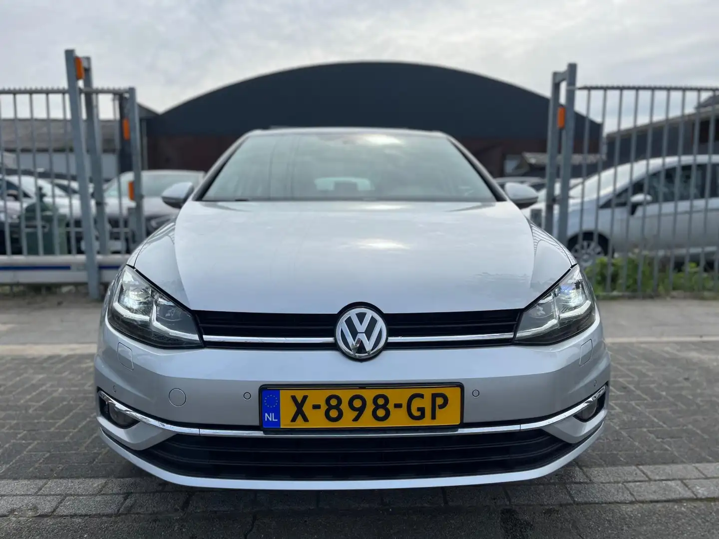 Volkswagen Golf 1.0 TSI Highline | LED | Apple CarPlay | Grijs - 2