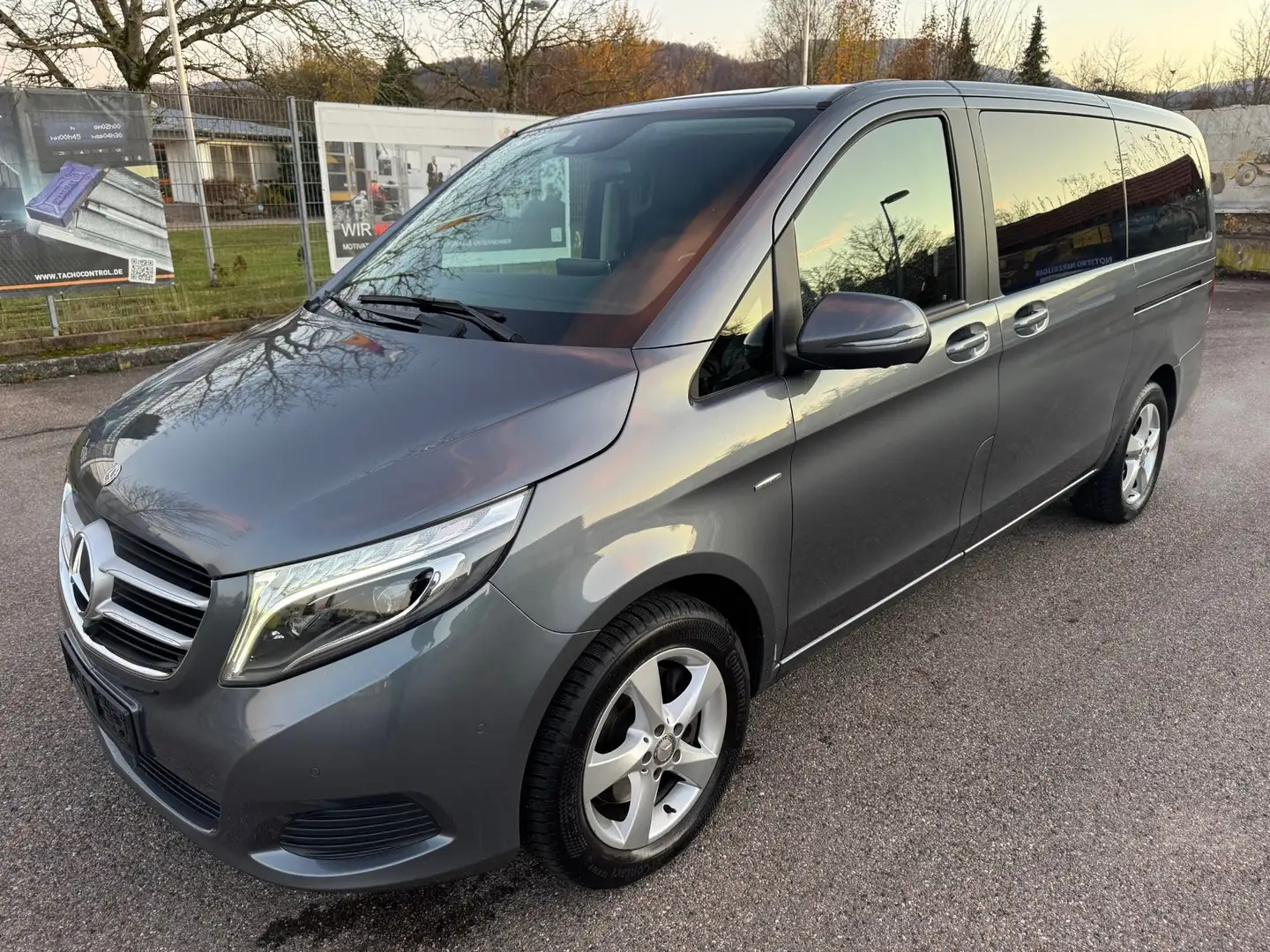 Mercedes-Benz V 250 d lang 4Matic 7G Avantgarde TOP-AUSSTATTUNG/1.HAND Grau - 2