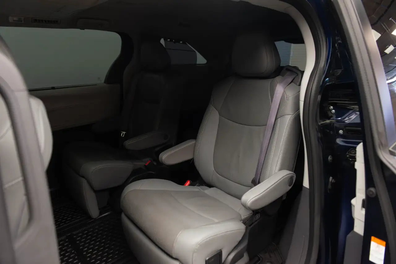 Toyota Sienna снимка Toyota Sienna