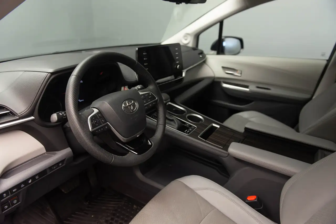 Toyota Sienna снимка Toyota Sienna