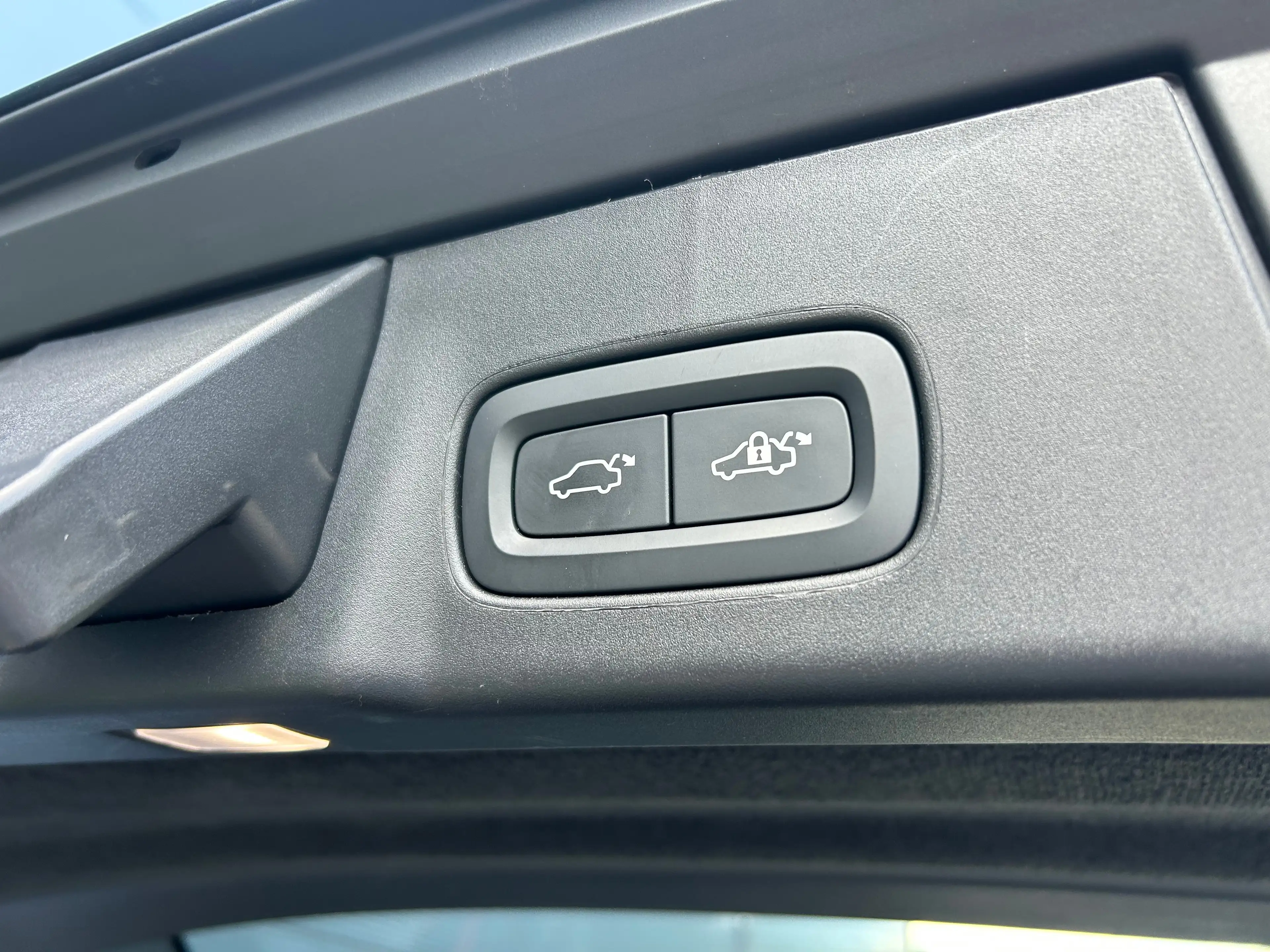 Volvo V90 2.0 T8 Plug-in hybrid AWD Ultra Dark | Luchtvering — photo 25