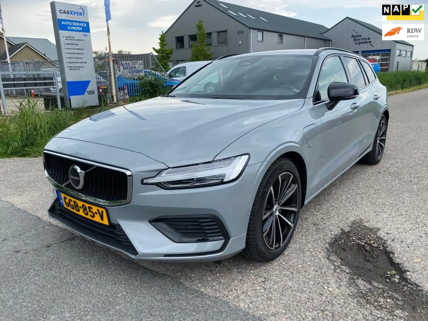 Volvo V60 2.0 T6 Plug-in hybrid AWD Essential Bright Grijs - 1