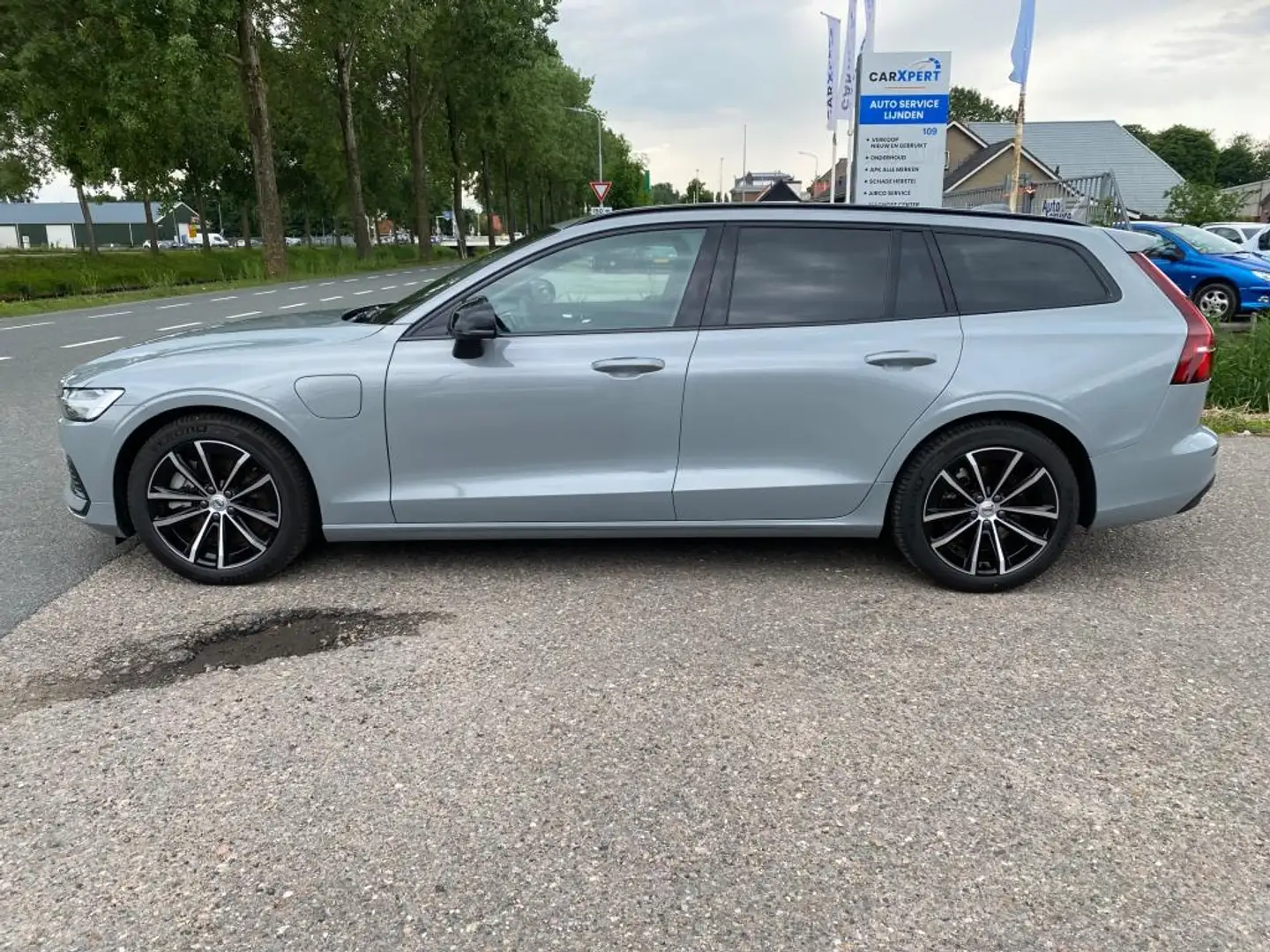 Volvo V60 2.0 T6 Plug-in hybrid AWD Essential Bright Grijs - 2