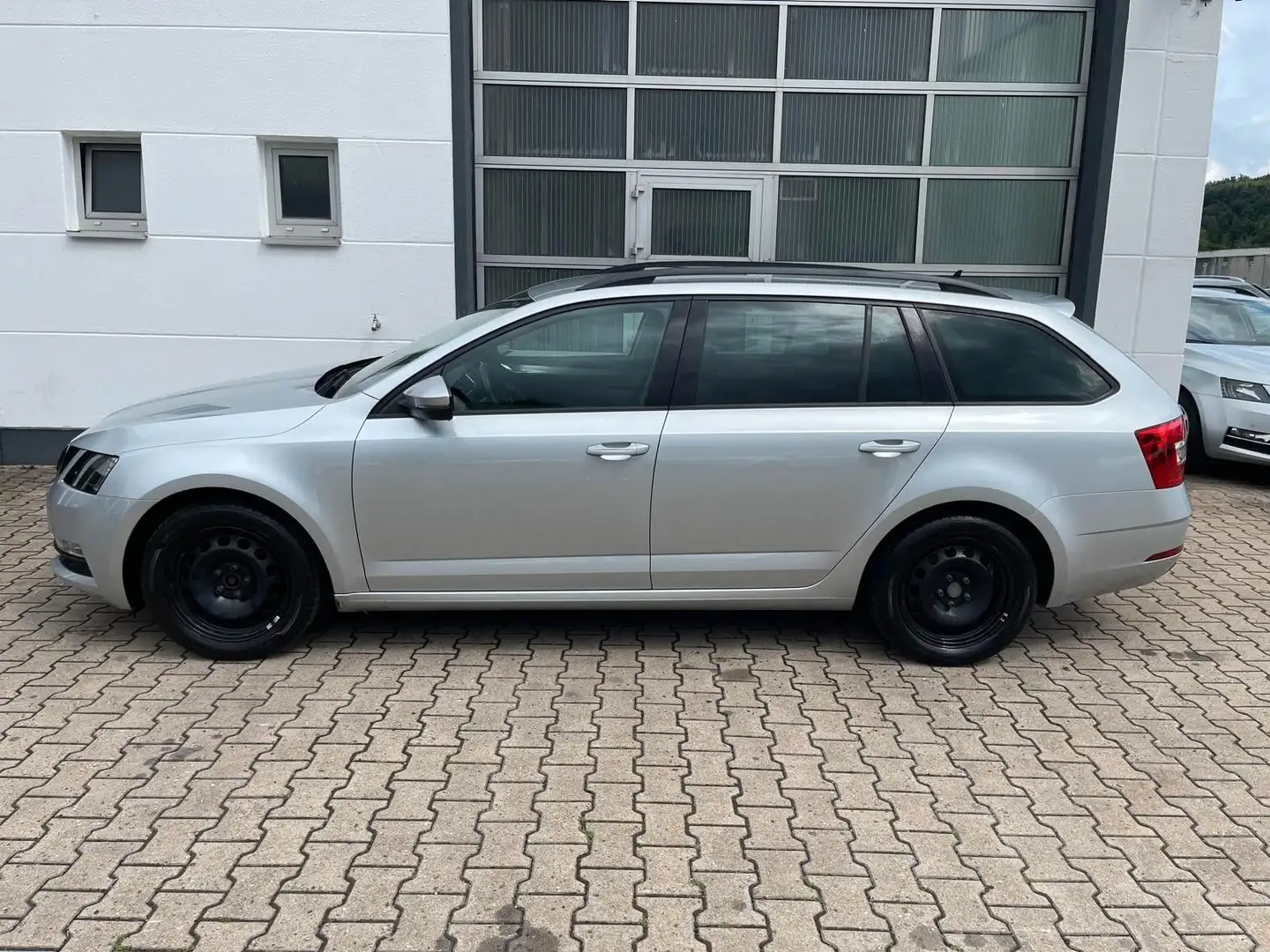 Skoda Octavia Combi TDI Ambition/1.HD/S-Heft/Navi/MwSt Silber - 2