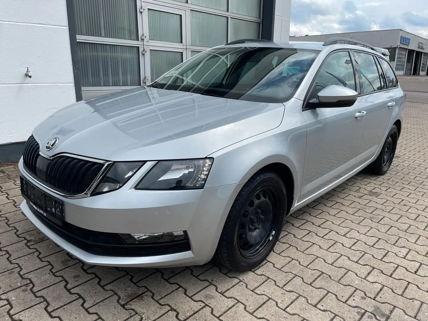 Skoda Octavia Combi TDI Ambition/1.HD/S-Heft/Navi/MwSt Silber - 1