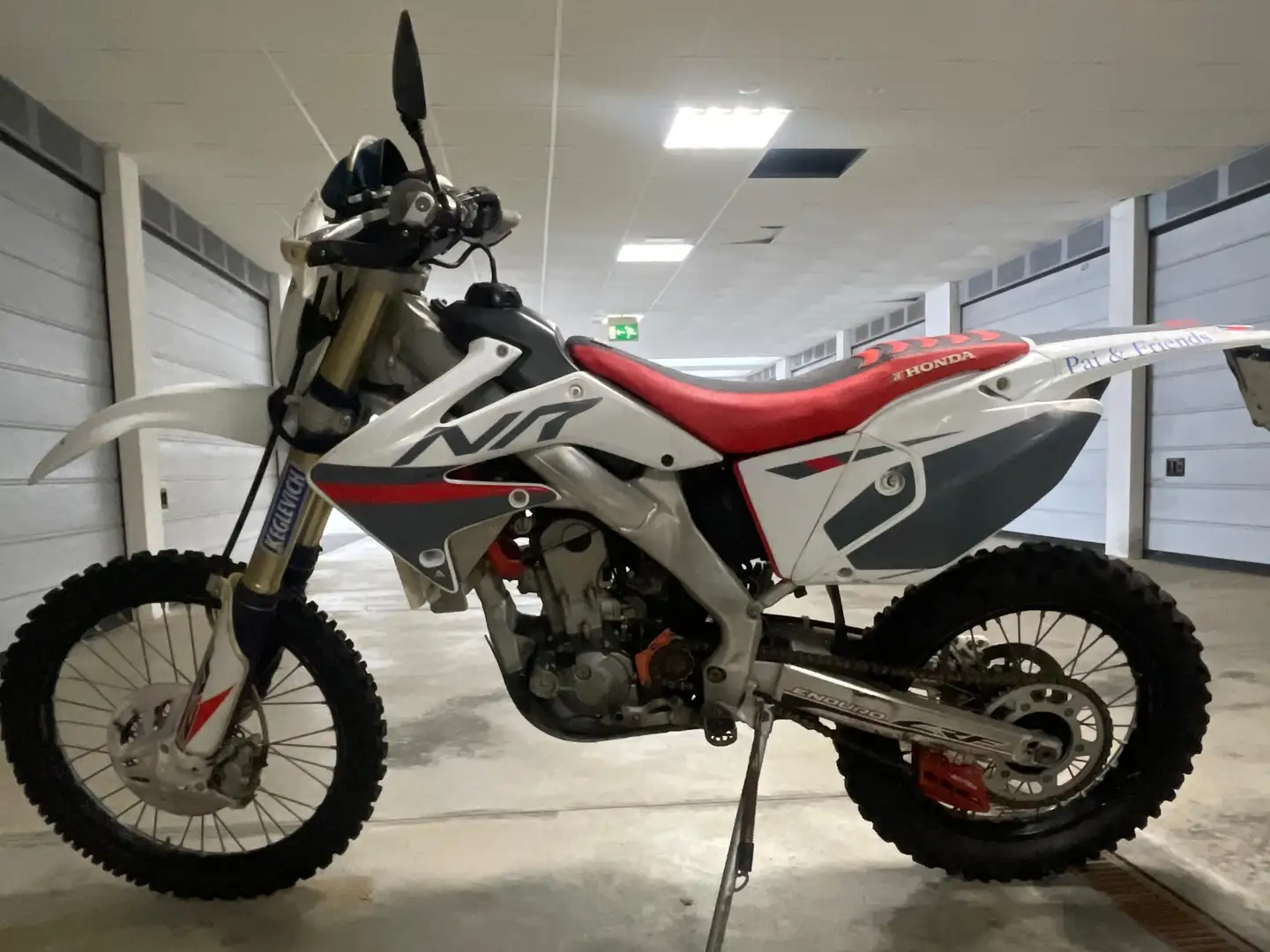 Honda CRF 300 Rally Red moto + abbigliamento e attrezzature Gris - 2
