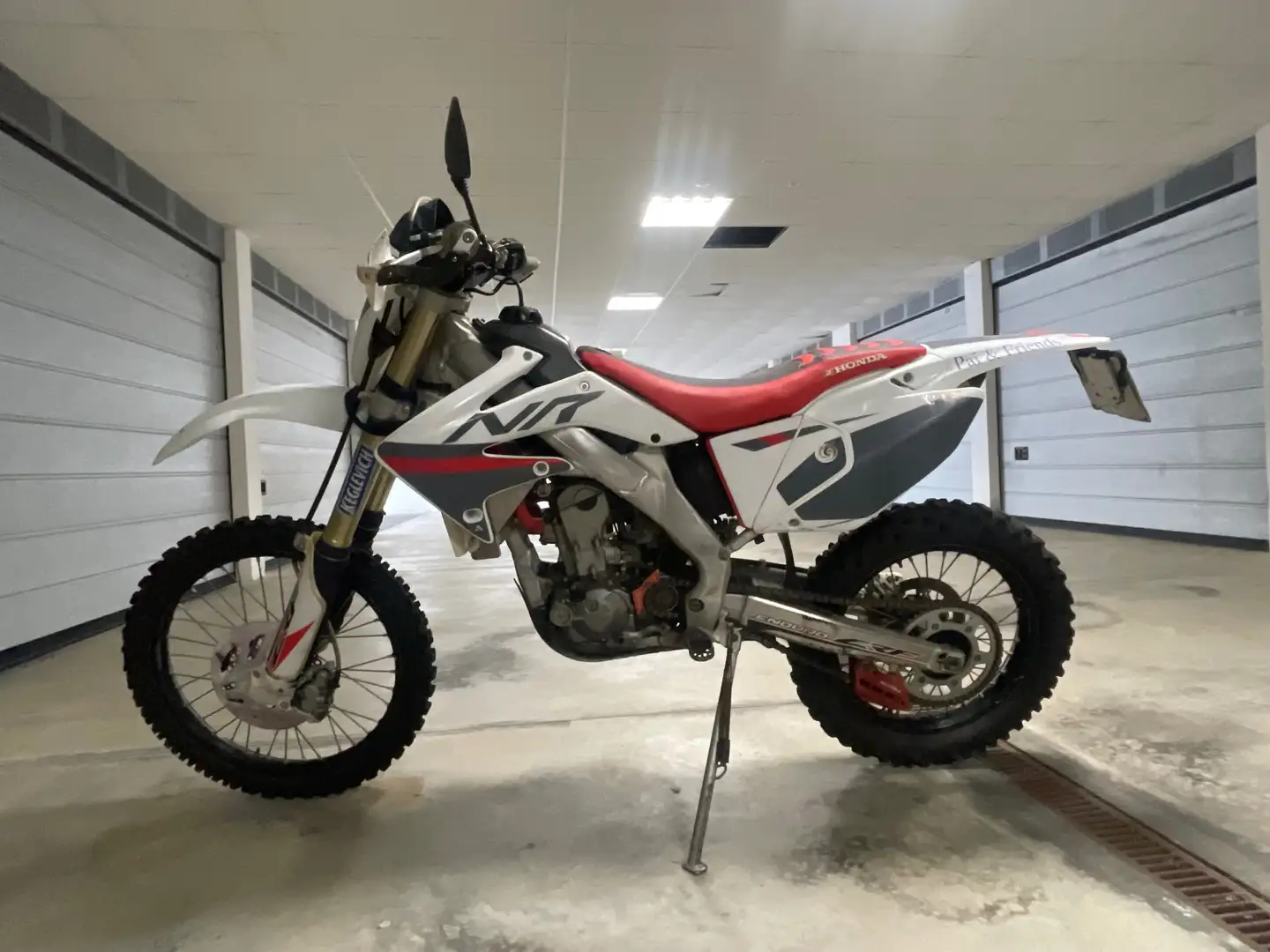 Honda CRF 300 Rally Red moto + abbigliamento e attrezzature Gris - 1