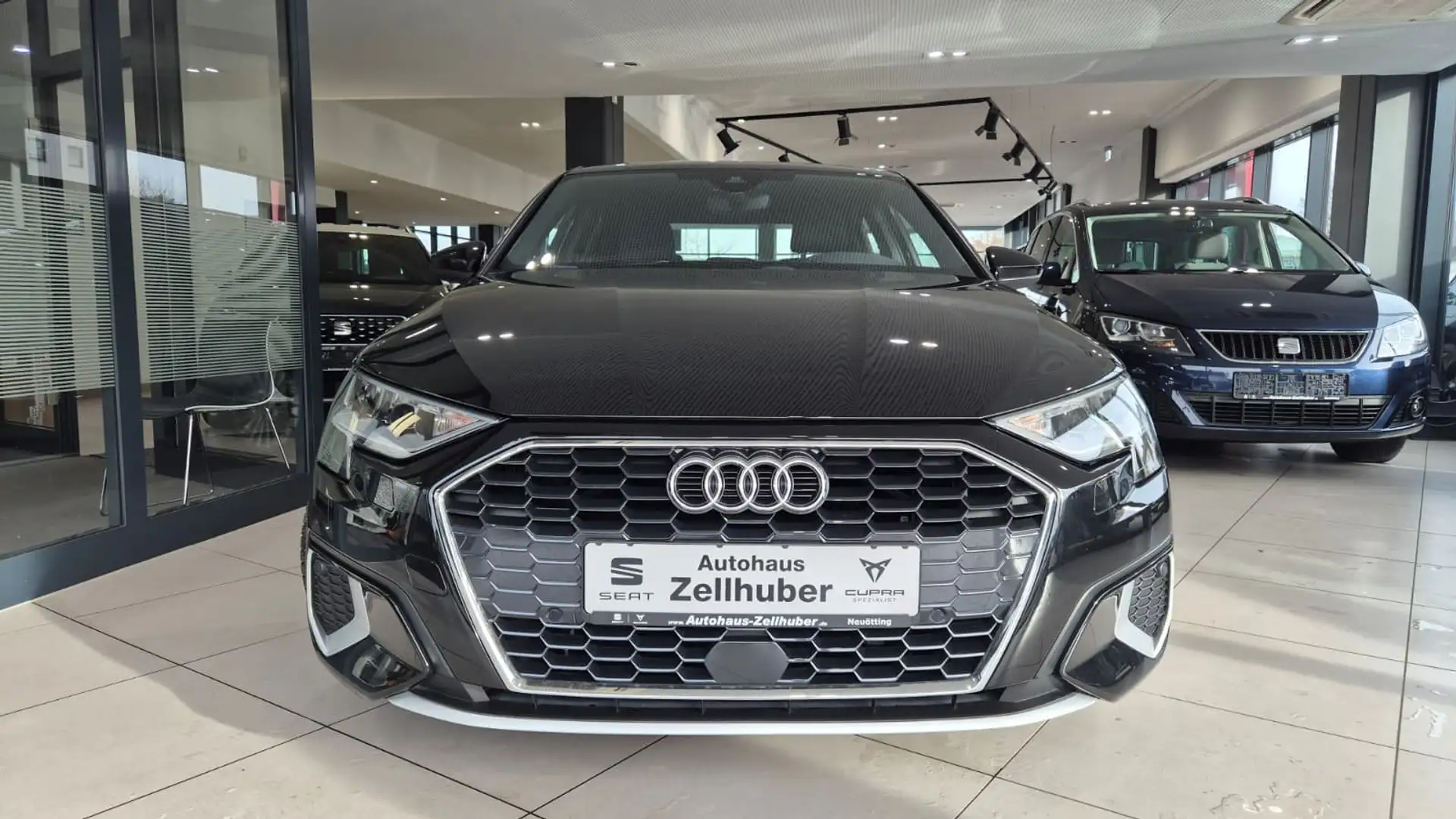 Audi A3 35 TFSI Limousine *ACC*Keyless*Navi*LED* Noir - 2