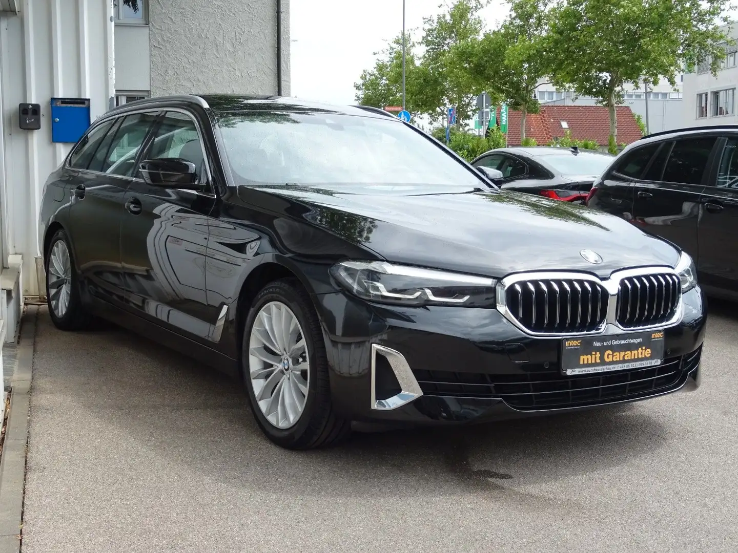BMW 520 d xDrive Touring Aut Luxury Line Navi LEDer Schwarz - 1