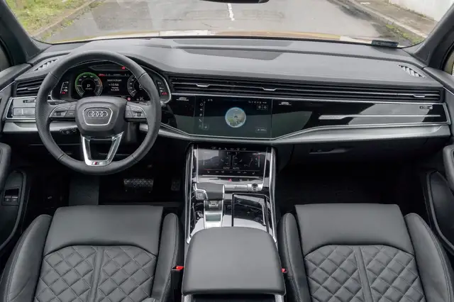 Audi Q7 view 13