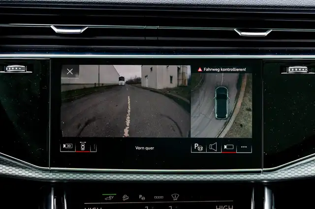 Audi Q7 view 18