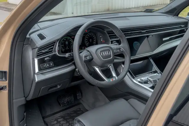 Audi Q7 view 12