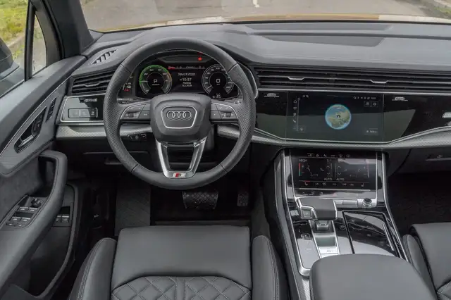 Audi Q7 view 14