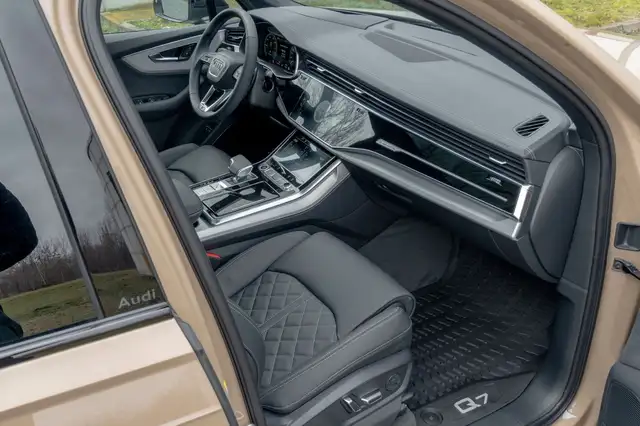 Audi Q7 view 28