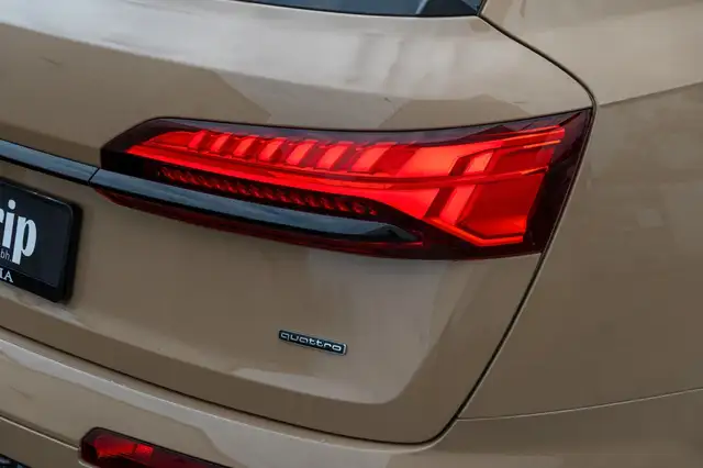 Audi Q7 view 7
