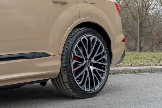 Audi Q7 view 10