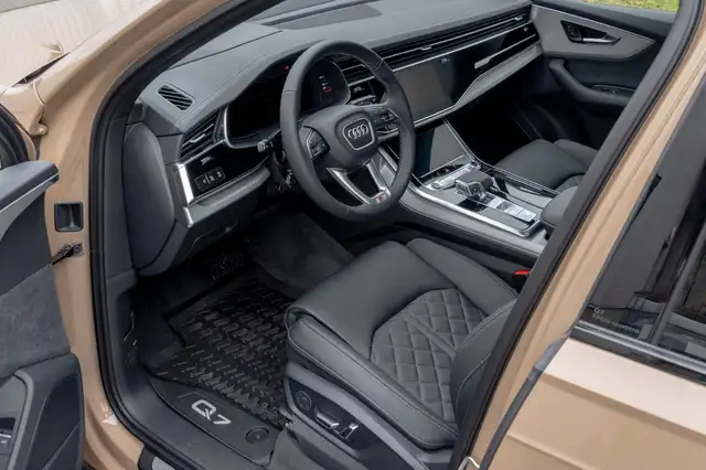 Audi Q7 view 11