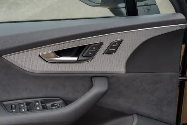 Audi Q7 view 24